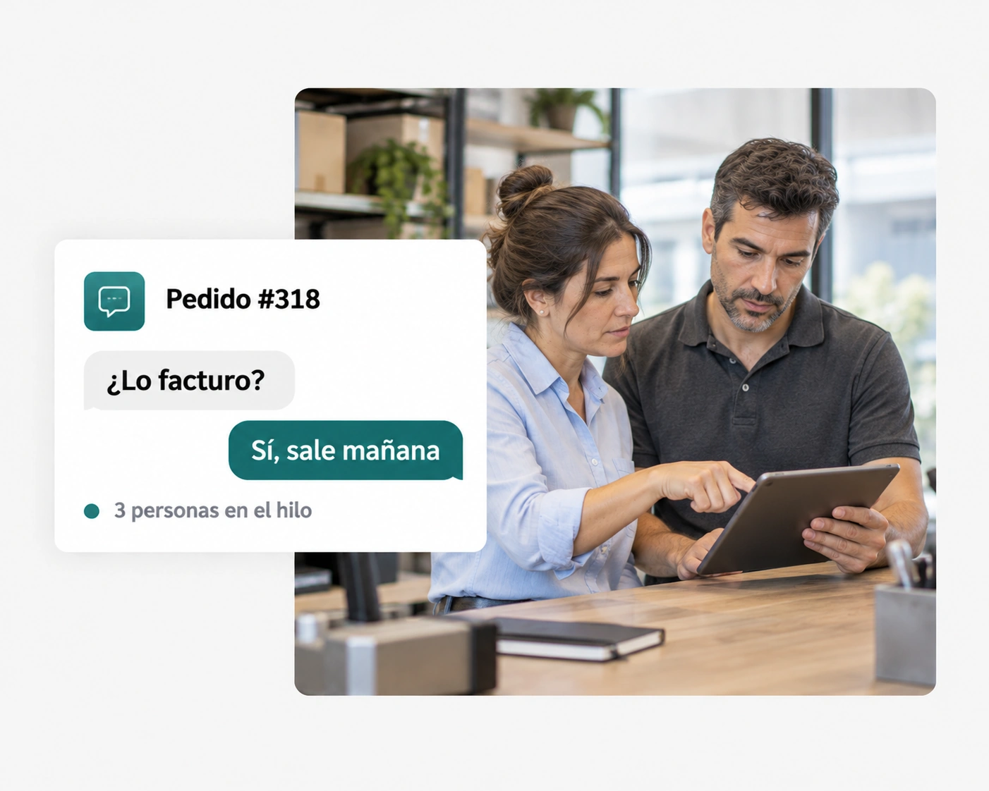 Dos compañeros de trabajo revisan una tablet; la tarjeta muestra dos mensajes del equipo sobre el trabajo #318